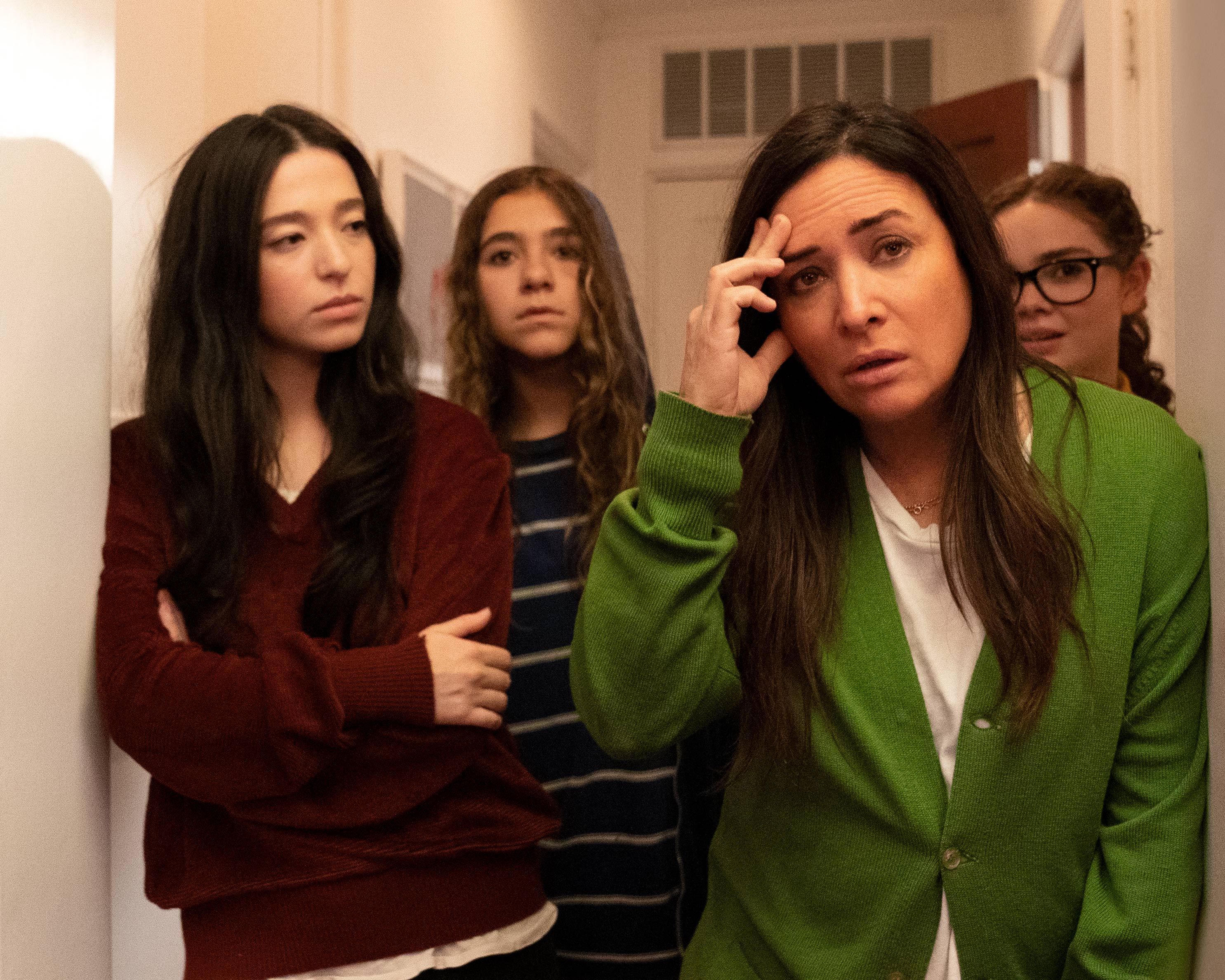 Mikey Madison, Olivia Edward, Pamela Adlon aand Hannah Alligood in FX's <i>Better Things</i>