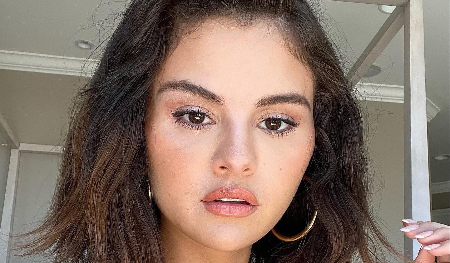 Selena Gomez Mascara Hack Star Shares