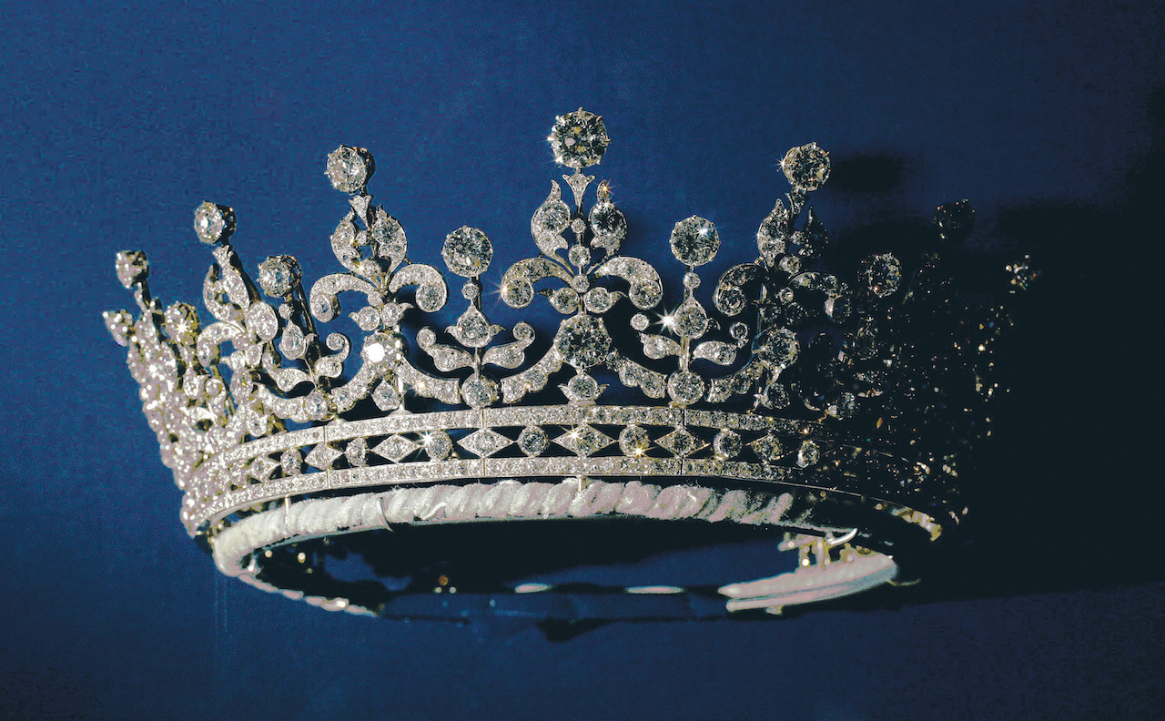 Фото с короной на черном фоне