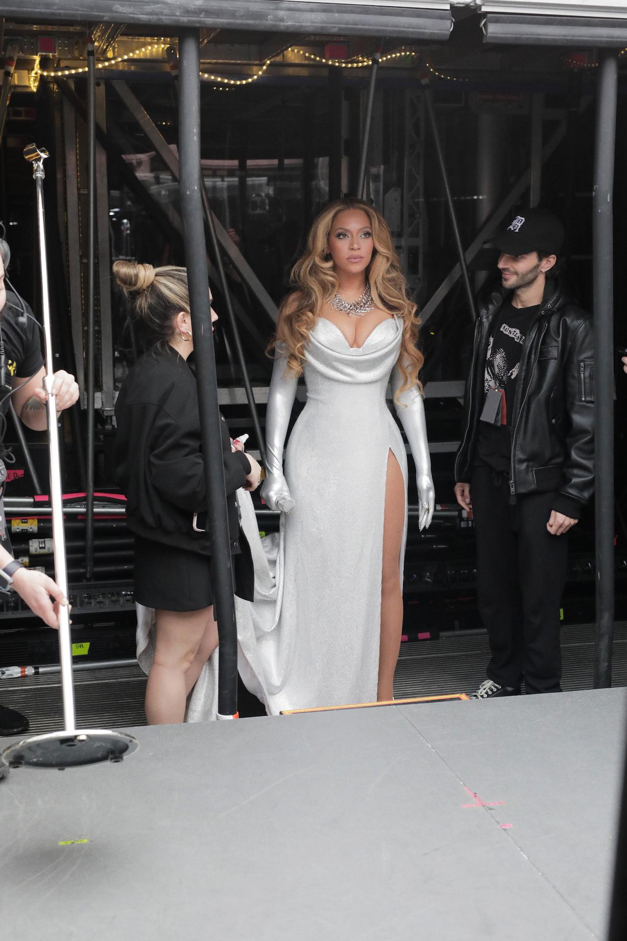 Beyonce's Wedding Dress -- BET Awards Performance Video | beyonce wedding  dress 07 - Photo | Beyonce halloween costume, Beyonce, Dress