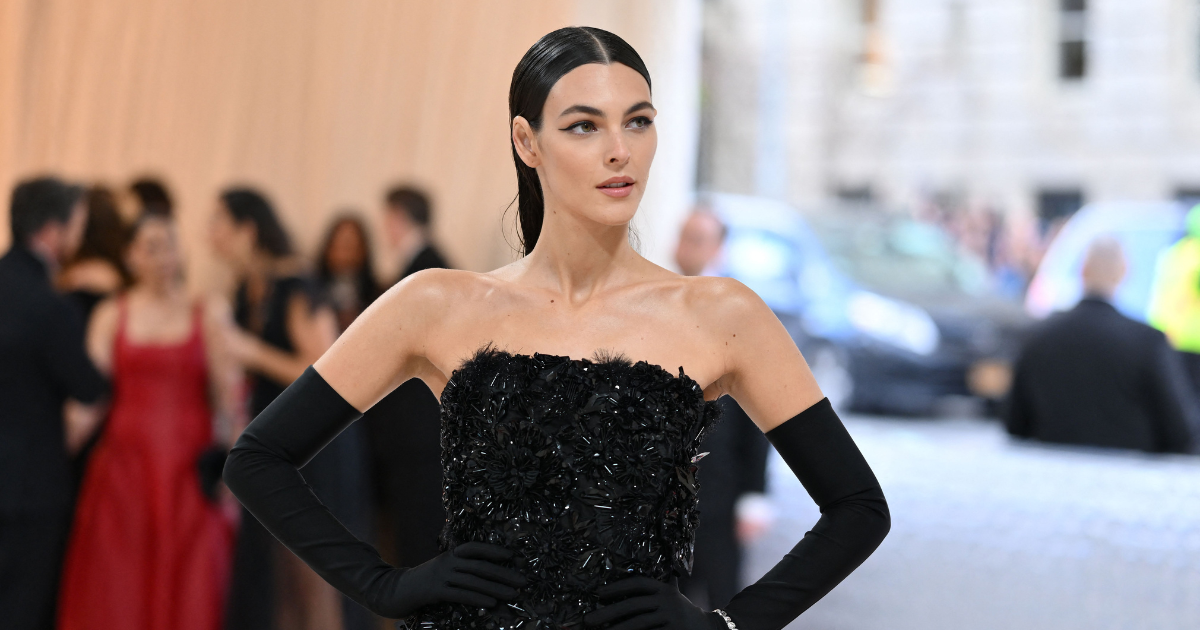 Vivid Vittoria Ceretti Is Serving Supermodel In A Belly Shirt And See-through Skirt At The Met Gala Background for Mobile Vivid Vittoria Ceretti Is Serving Supermodel In A Belly Shirt And See-through Skirt At The Met Gala Background for Mobile