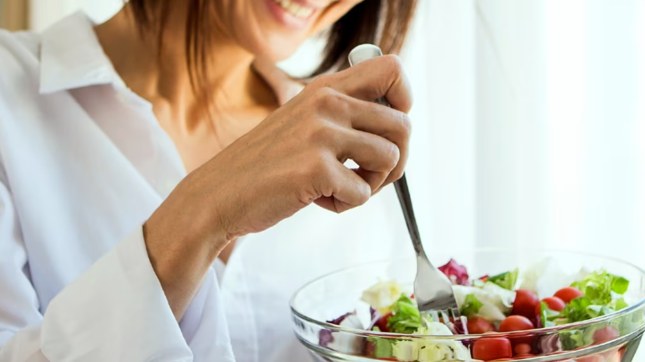 woman-eating-food-salad-bowl-healthy