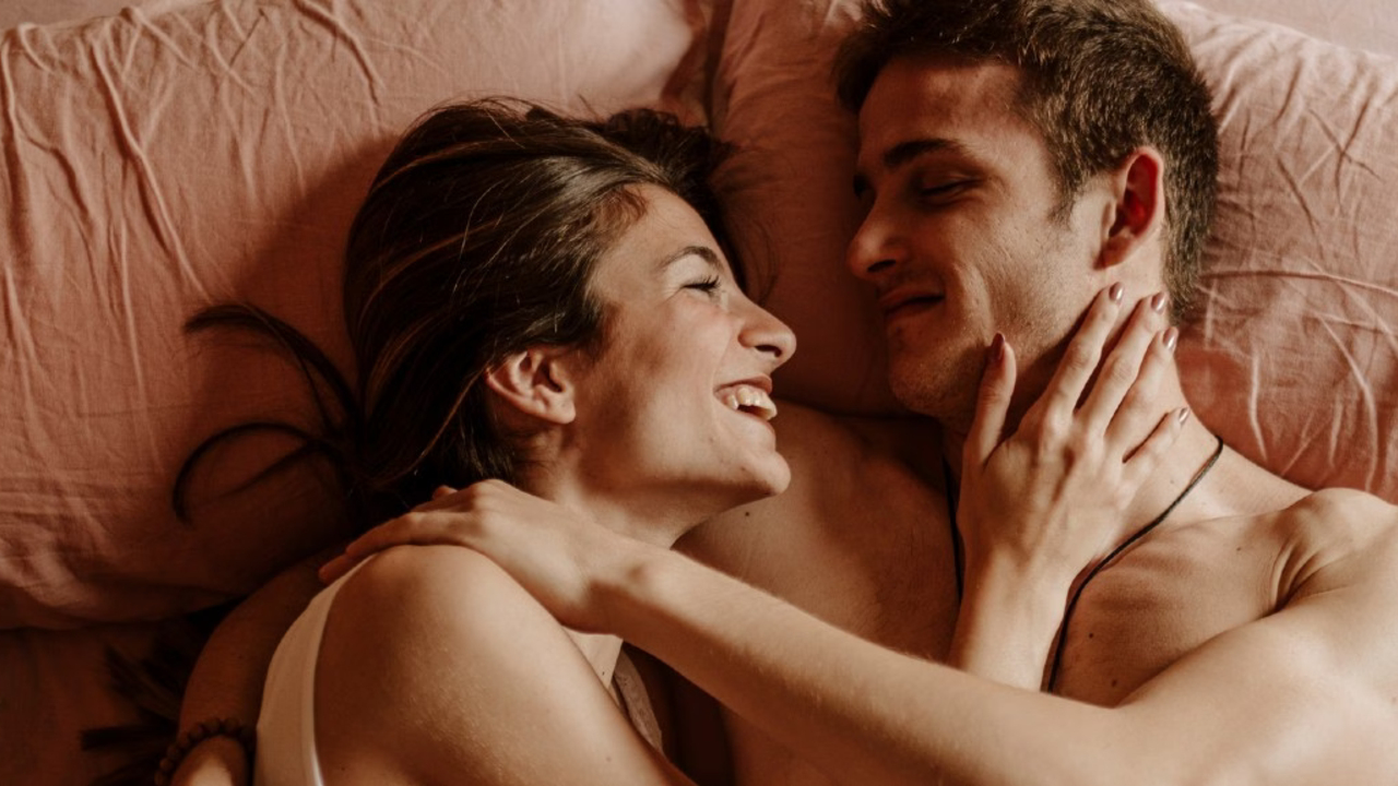 happy-couple-bed-smiling-love