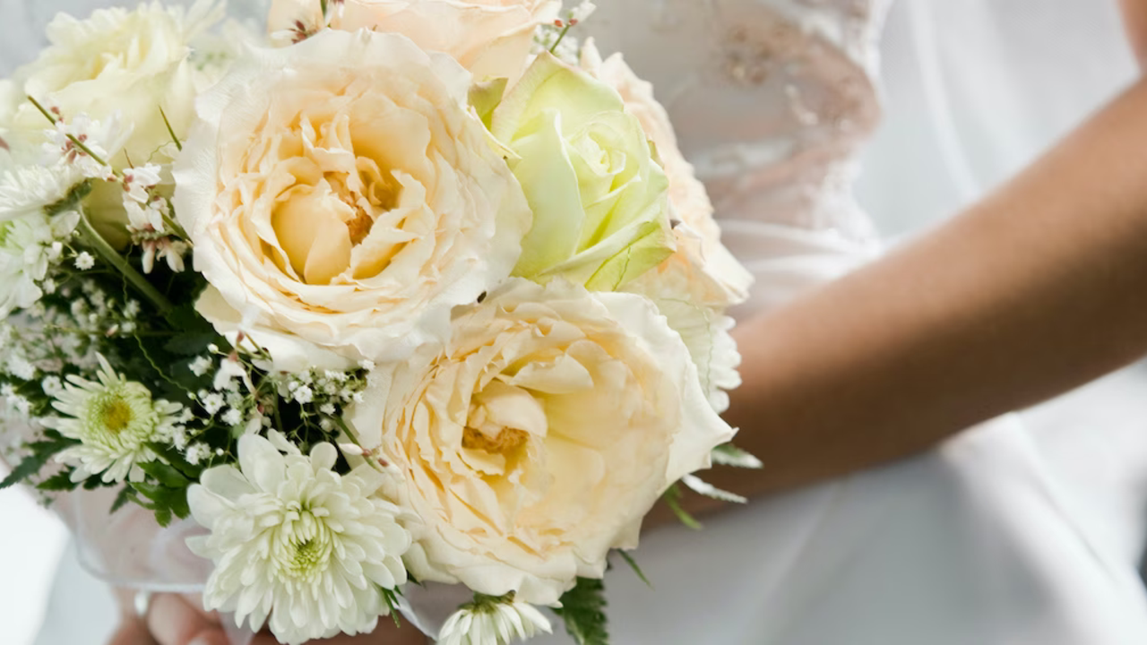 bouquet-flowers-marriage-sologamy-monogamy-love