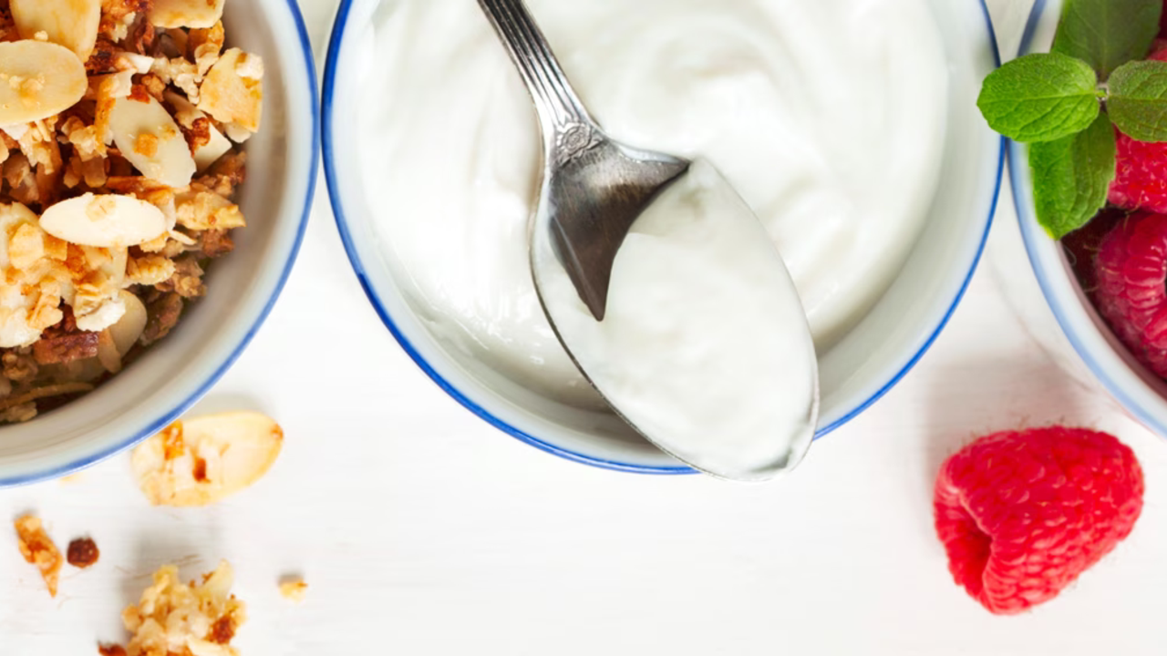food-morning-breakfast-yogurt-granola-fruits-health