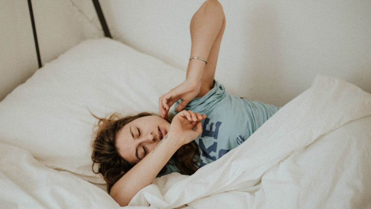 sleep-diet-routine-weight-loss-woman-bed