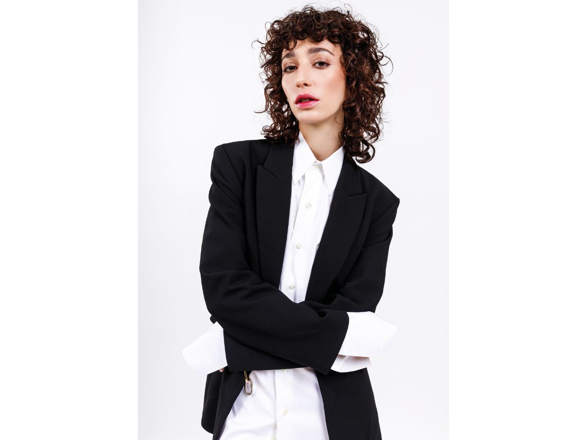 short-bob-hair-curly-hairstyle-woman 