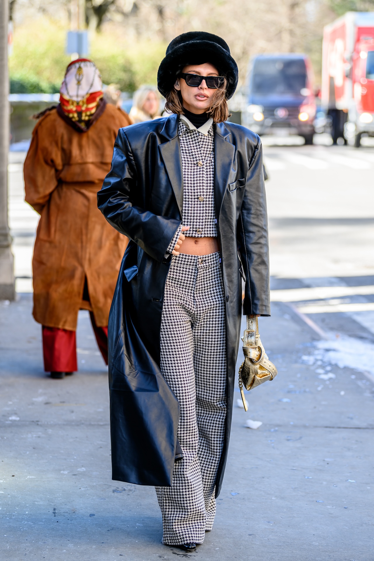 Trendy Woman Poses Street Snaps Paris Fashion Week Women Wear – Stock  Editorial Photo © ChinaImages #252700556