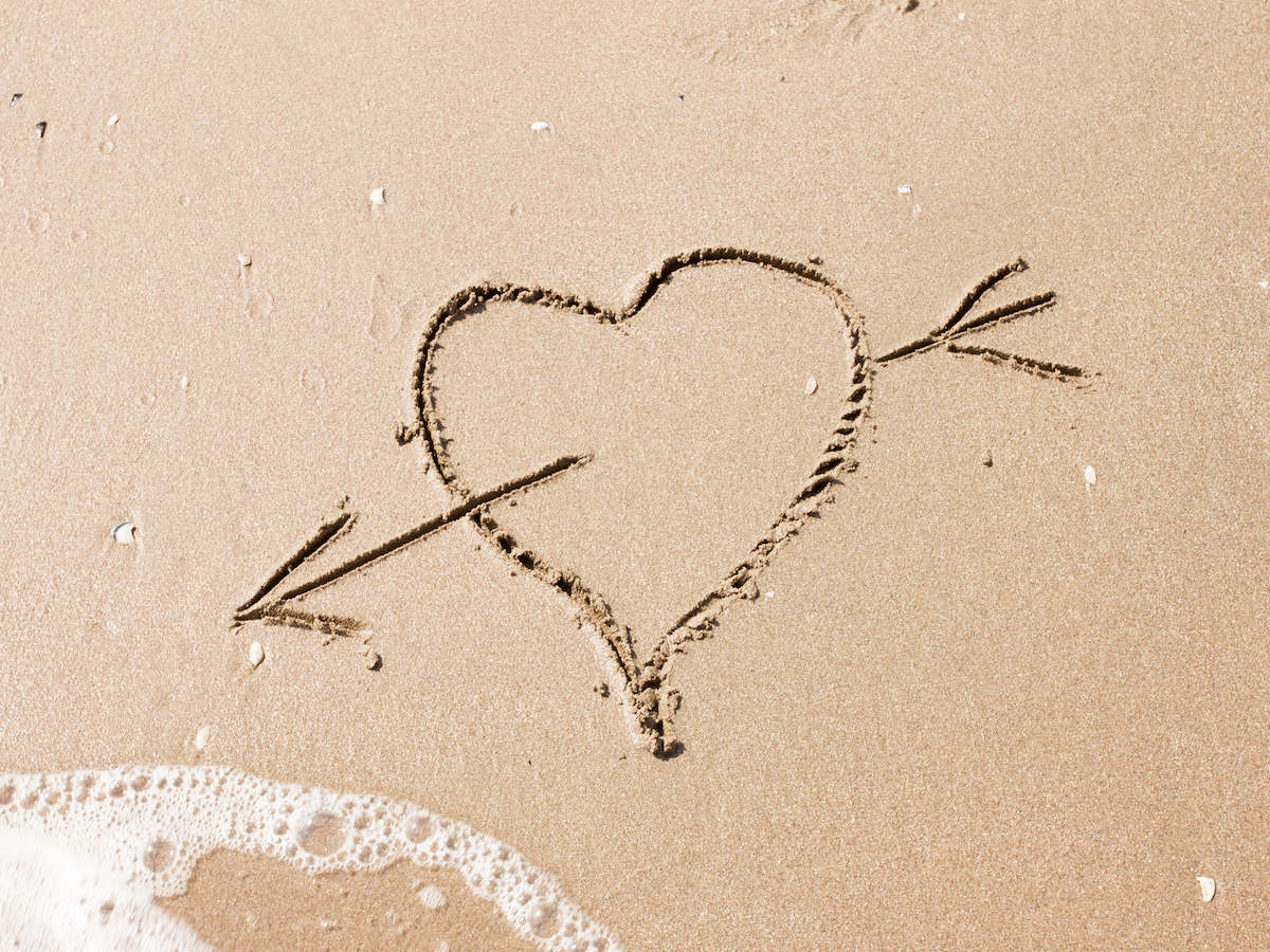 relationship-breadcrumbing-love-heart-sand-beach