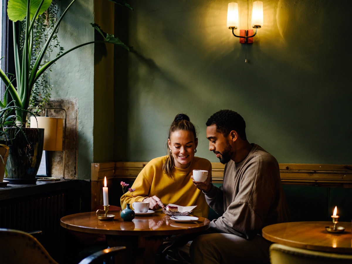 GettyImages-couple-date-friends-coffee#