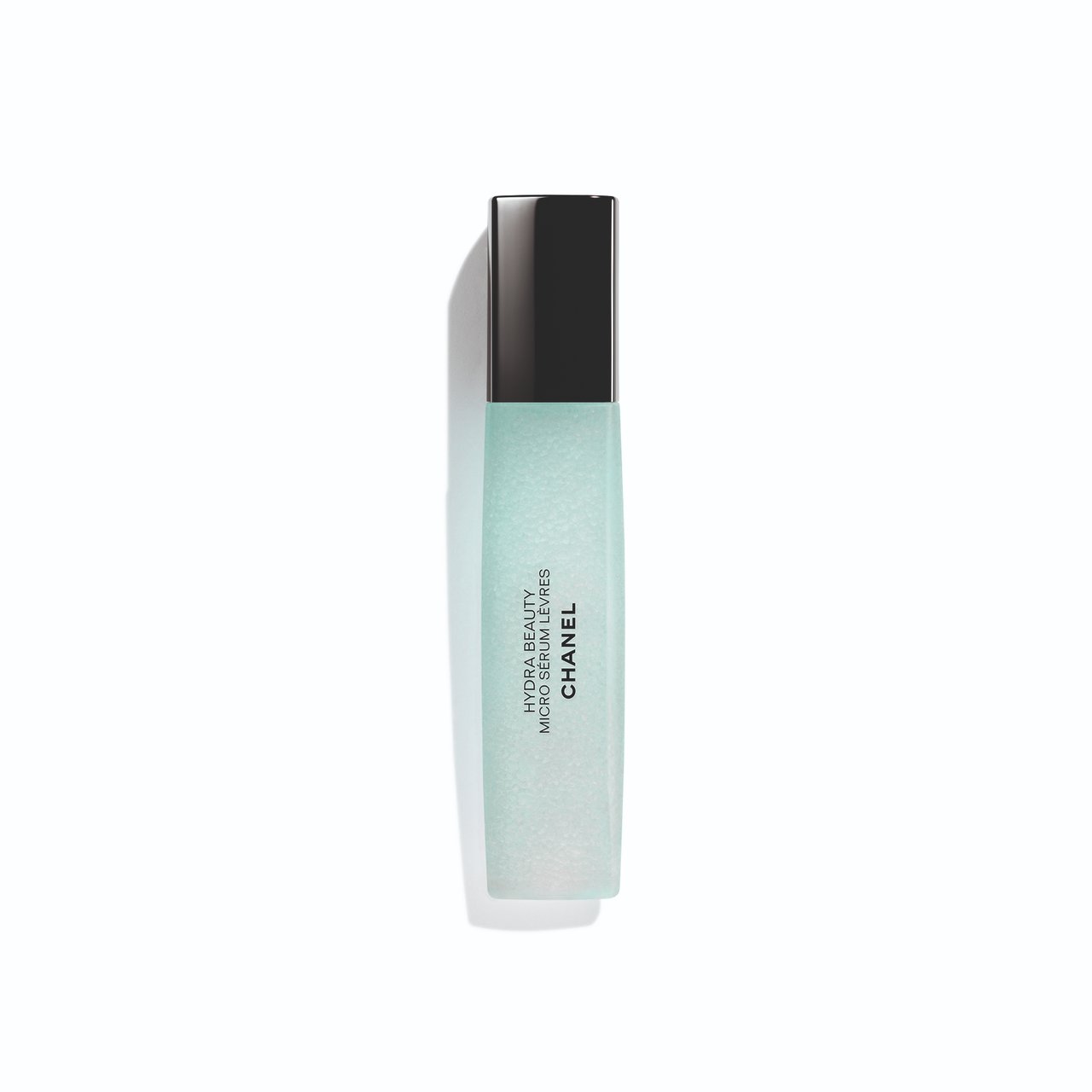 Enhance the beauty of lips with this pout plumping serum.