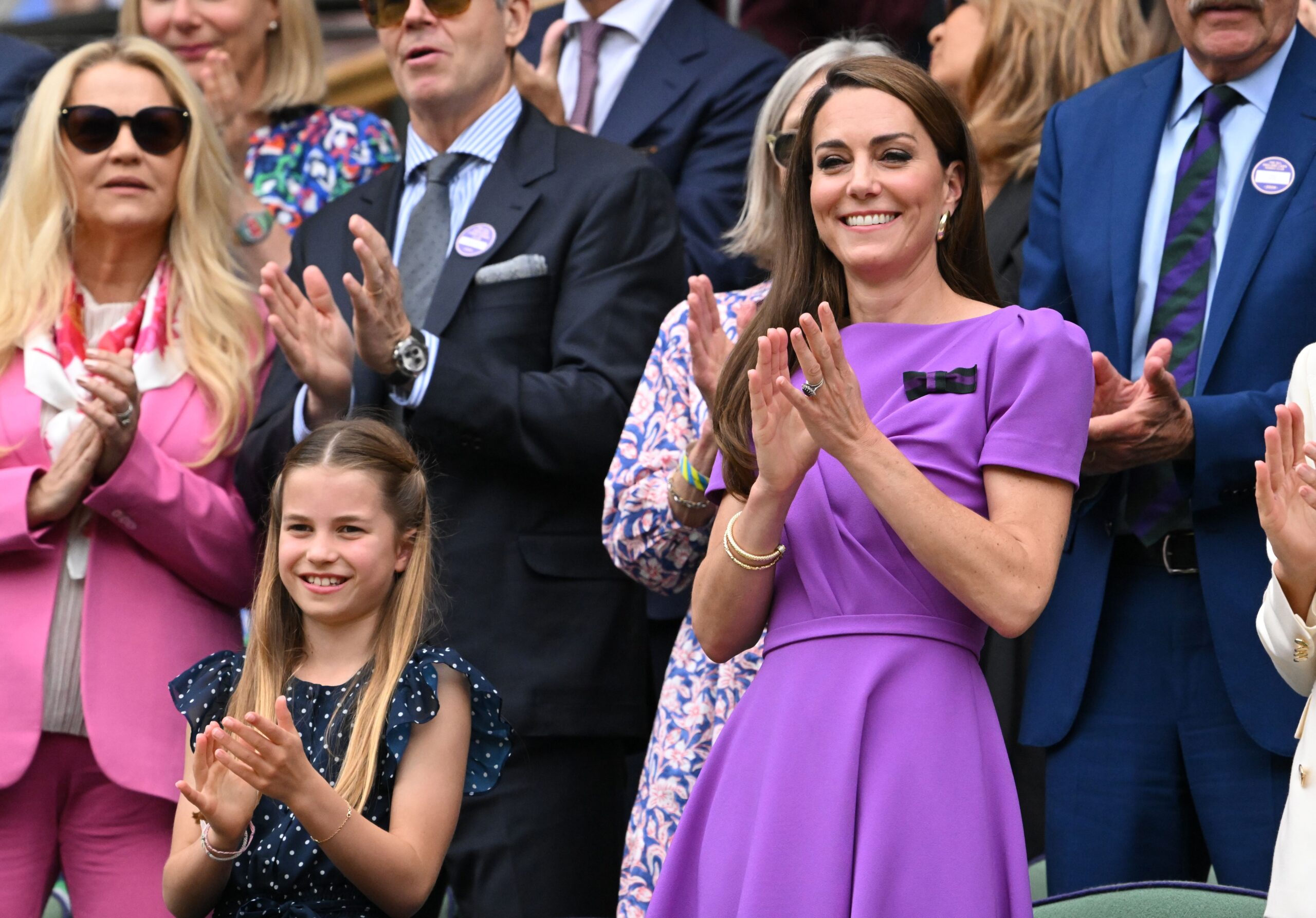 Kate Middleton receives a standing ovation at Wimbledon. This emotional video, following Shannen Doherty’s passing, is sure to bring tears.