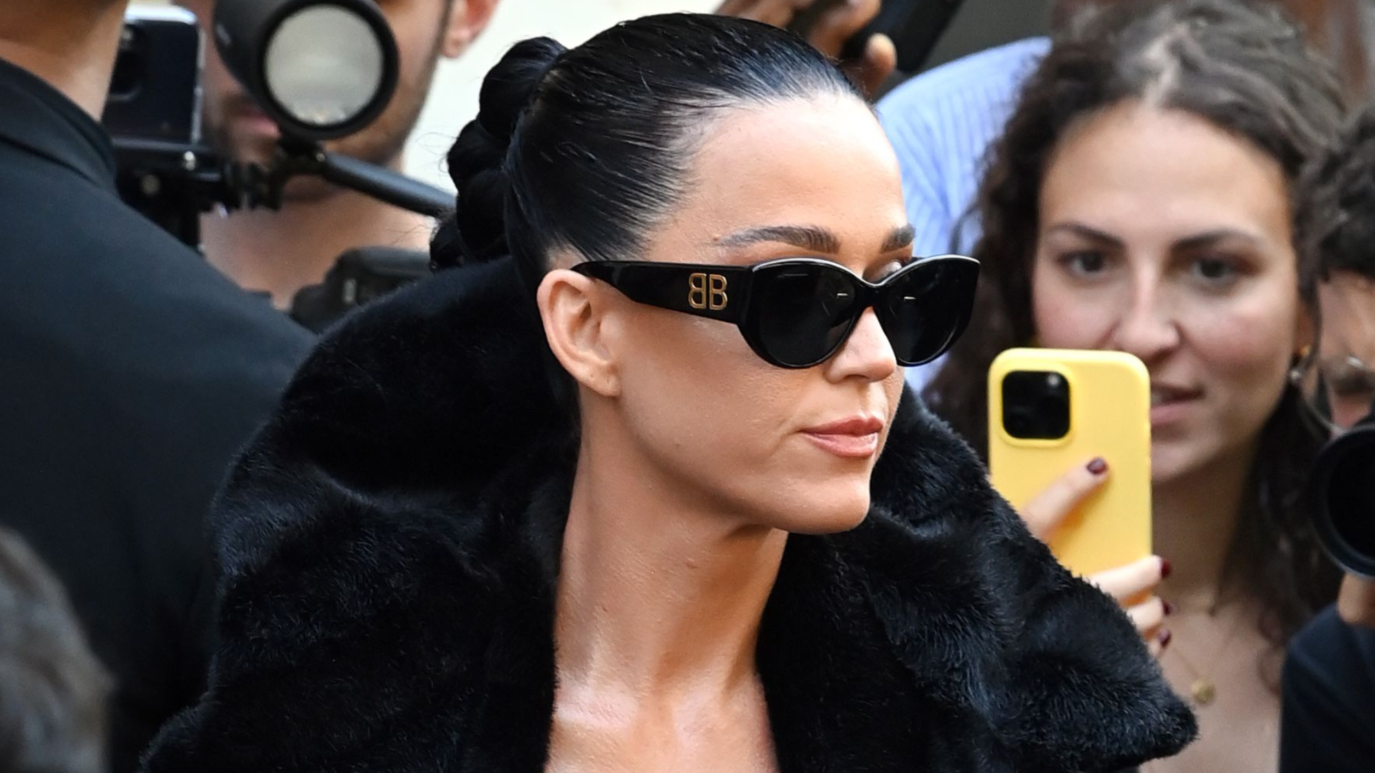 Katy Perry, topless under an XXL fur coat, shocks the audience at the Balenciaga Haute Couture show.