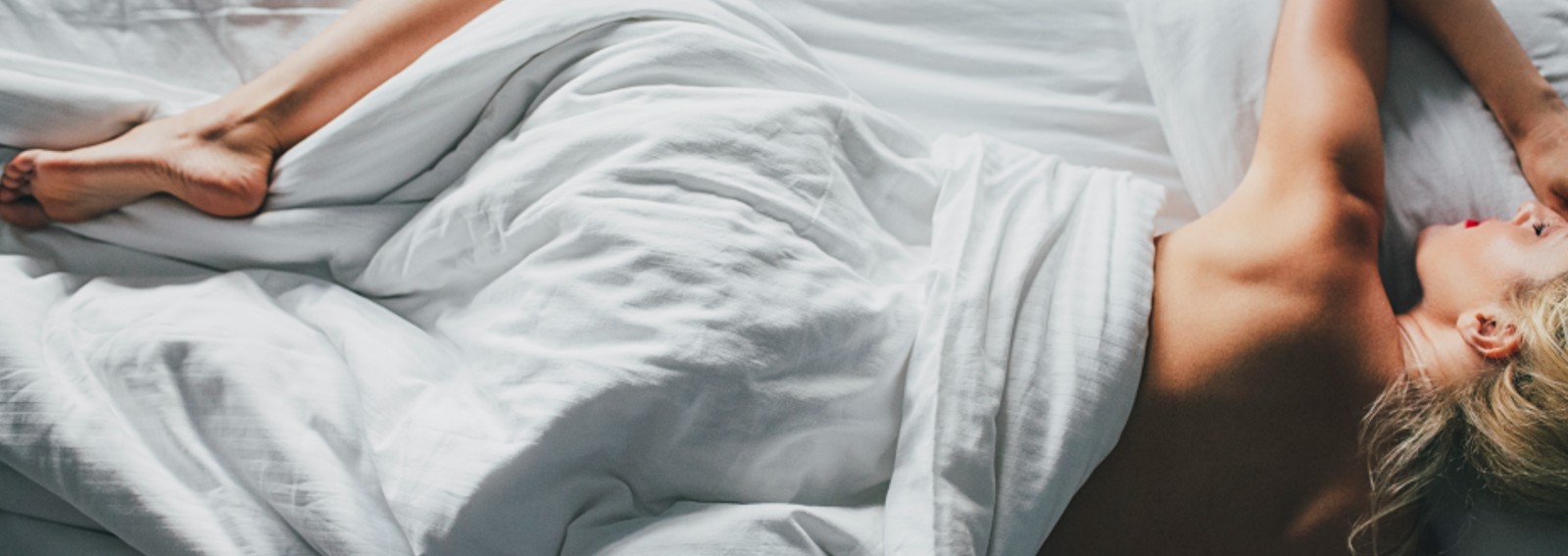 sleep-nude-woman-bed-pillow
