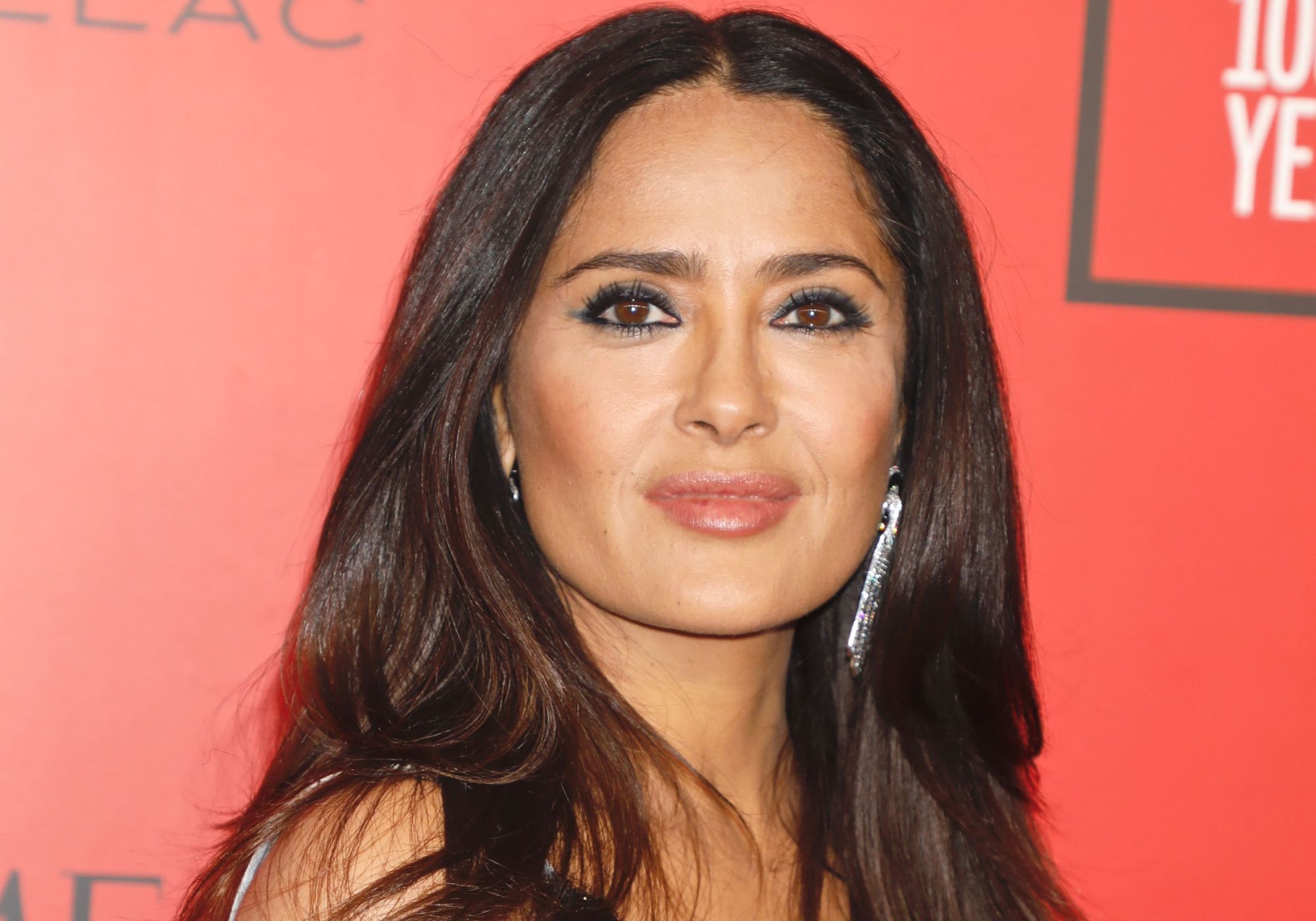 Salma Hayek looks very chic in a striped shirt at Wimbledon, embracing her gray hair.