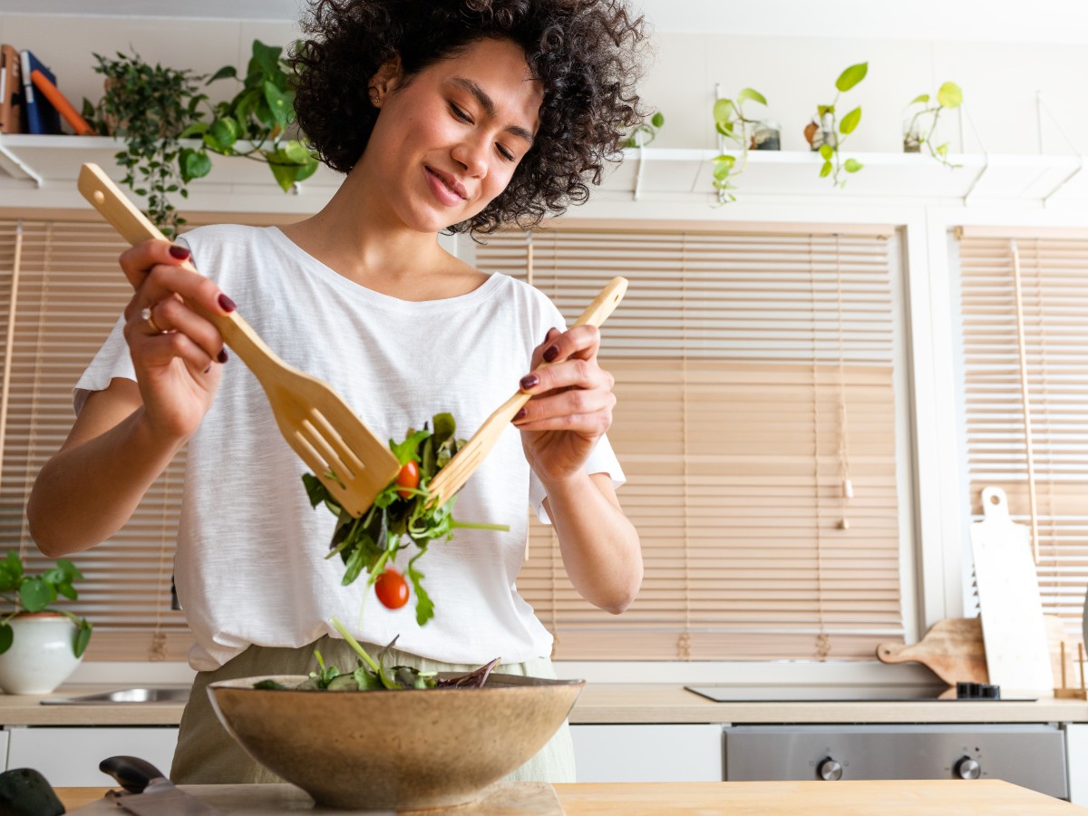 diet-salad-kitchen-woman