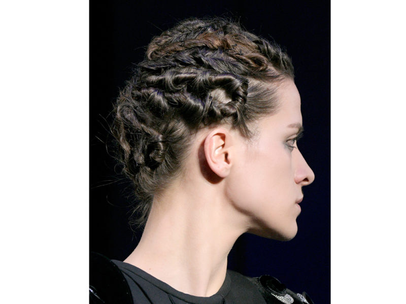 hairstyle-lady-summer-clean-ponytale-sideview