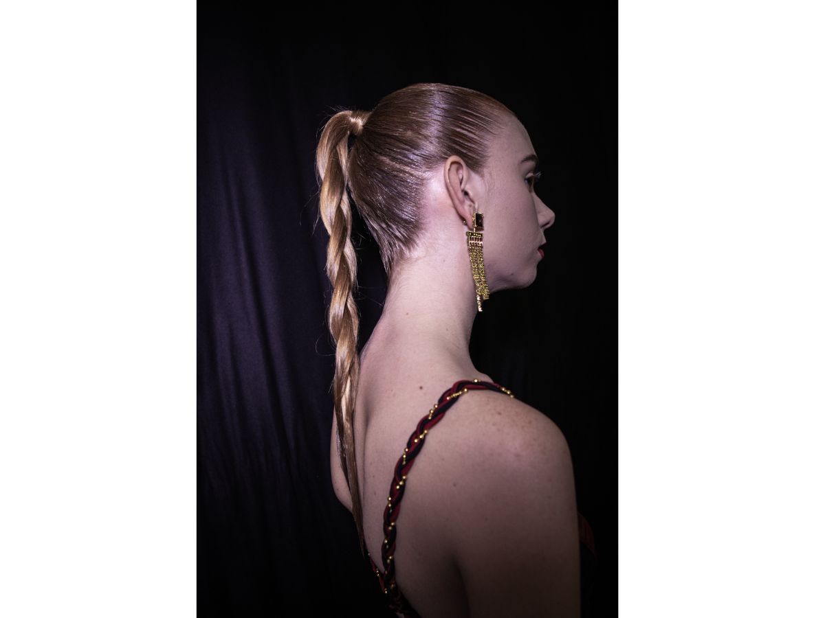 hairstyle-lady-summer-clean-ponytale-up-braid