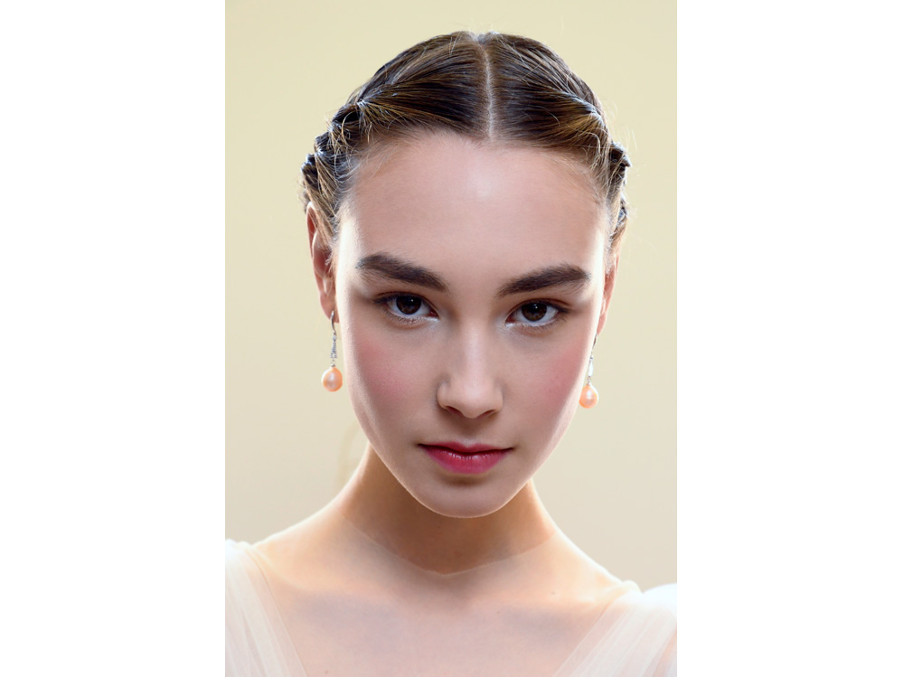 hairstyle-lady-summer-clean-ponytale