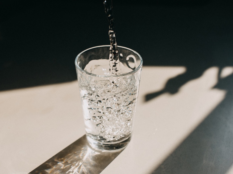pouring-water-in-the-glass-diet