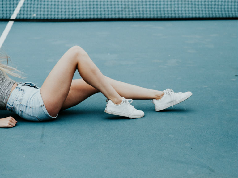 legs-massage-court-lying-on-the-floor