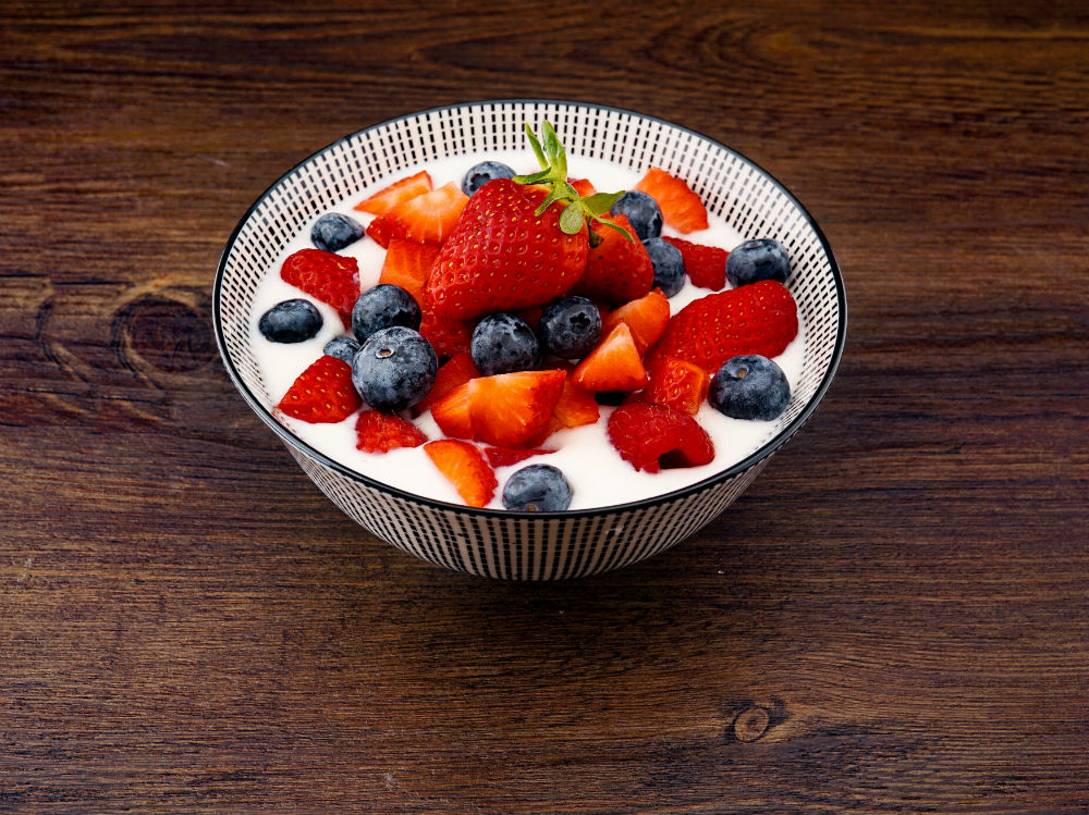 yogurt-breakfast-strawberries