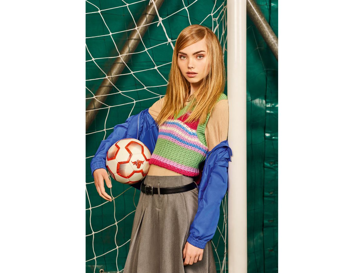 blonde-side-bangs-hairstyle-soccer