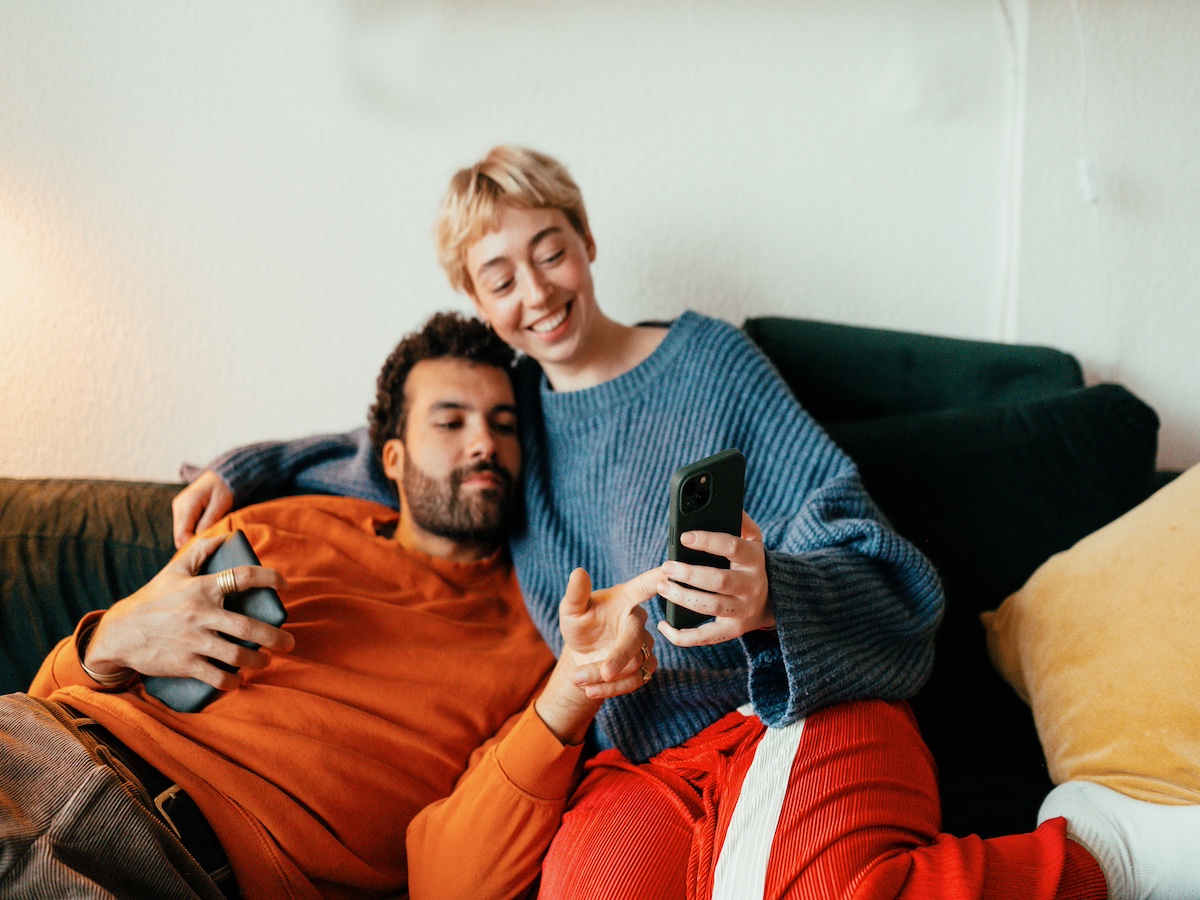 relationship-phubbing-phones-addiction-bed-love-couple-happiness