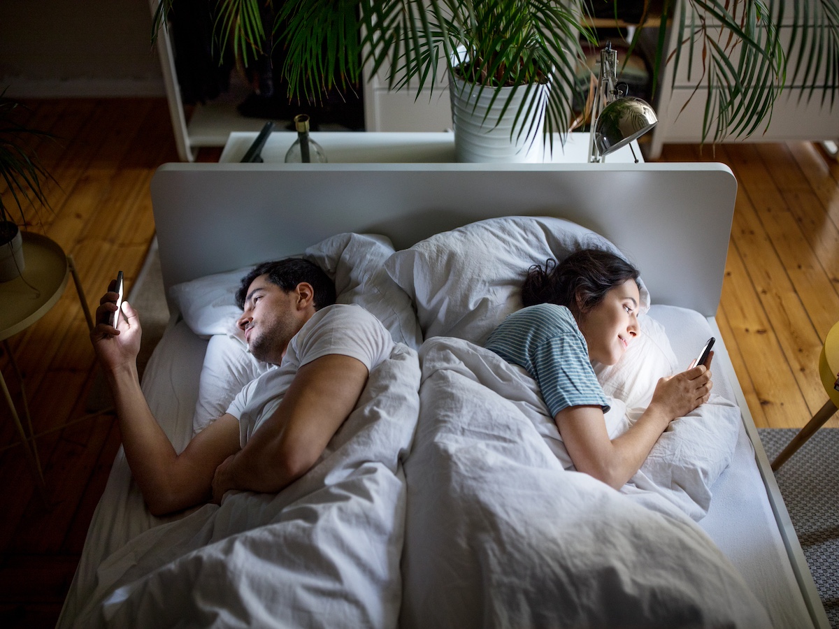 relationship-phubbing-phones-addiction-bed-love-couple