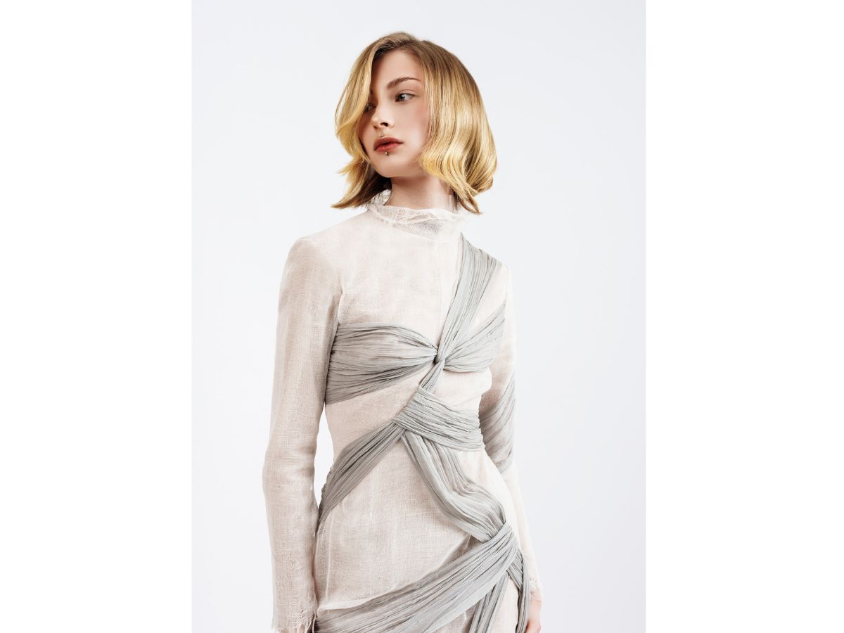 short-hair-blonde-ends-curls