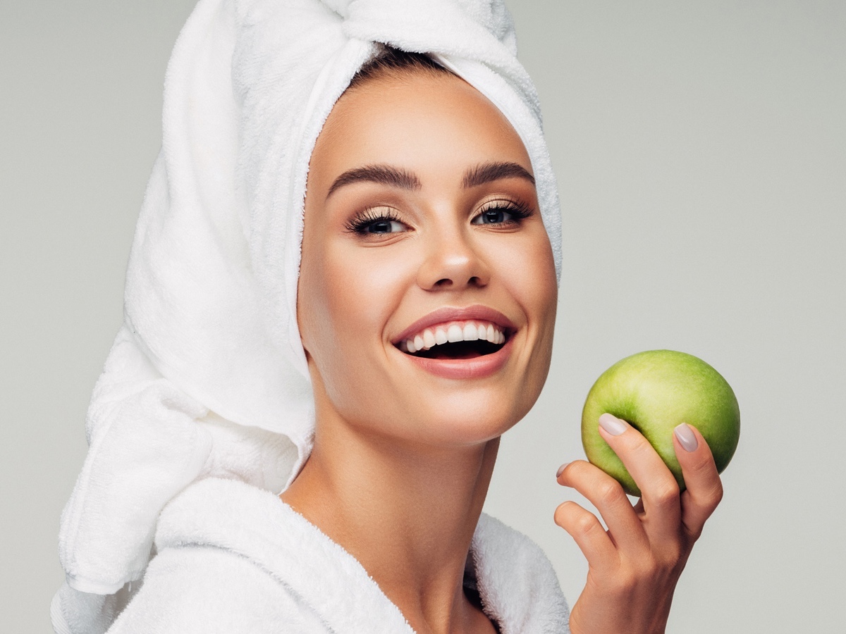 Getty-Images-green-apple-healthy-happy-lady