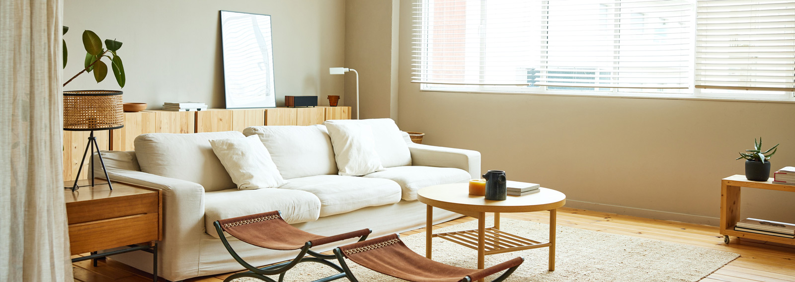 GettyImages-airbnb-living-room-interior-design-furniture