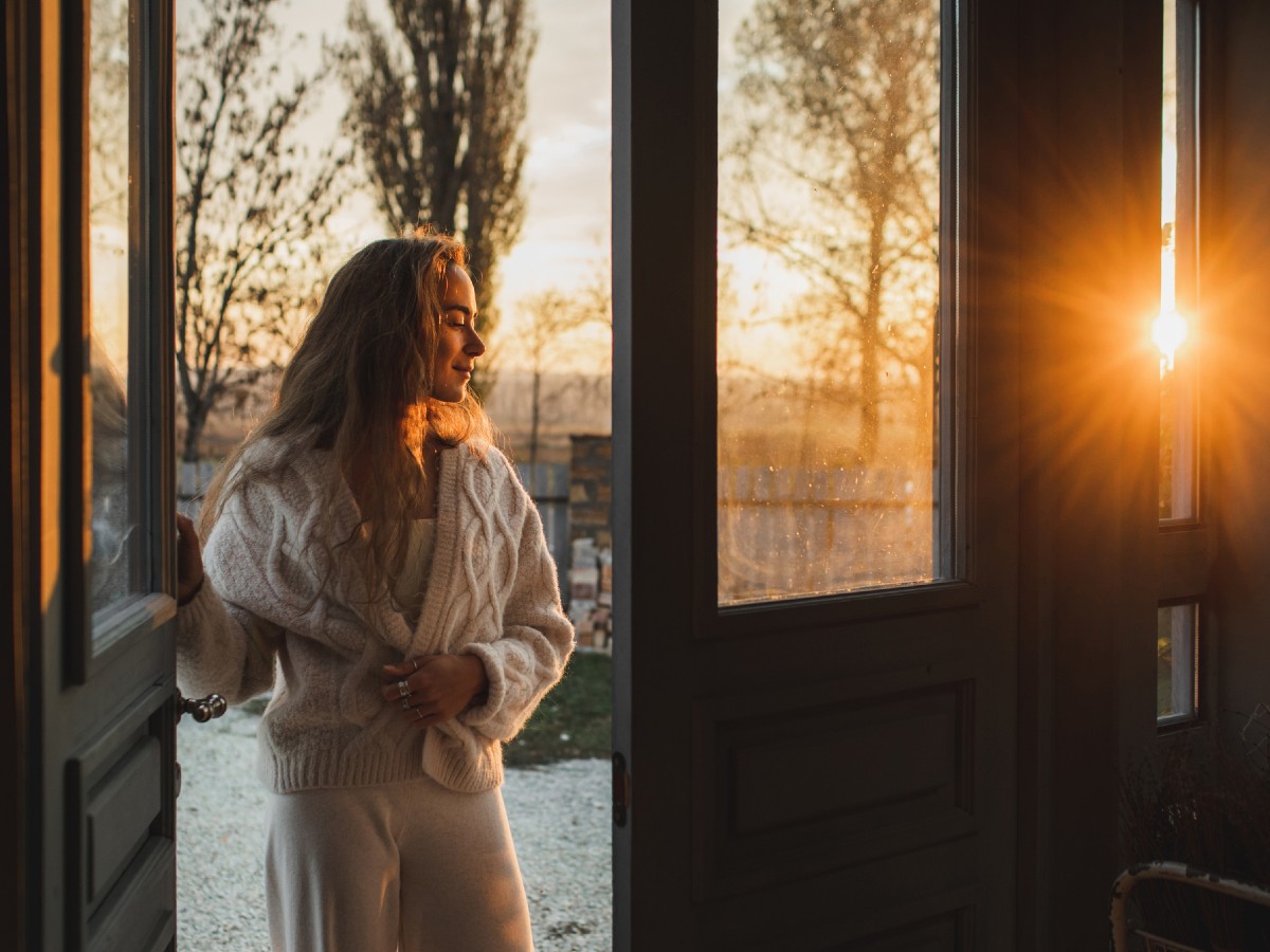 autumn-woman-at-the-door-smiling-enjoying-the-sun-wellness-magnesium
