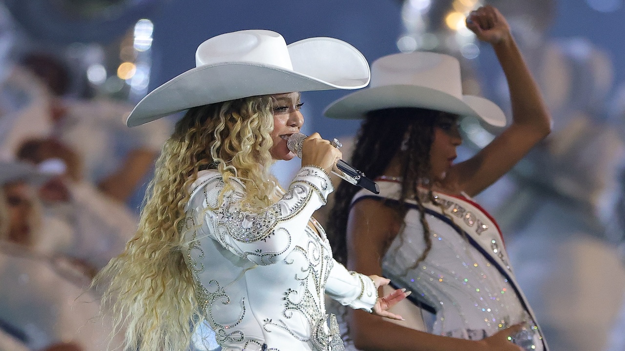 Blue Ivy Carter and Beyonce NFL Halftime Performance