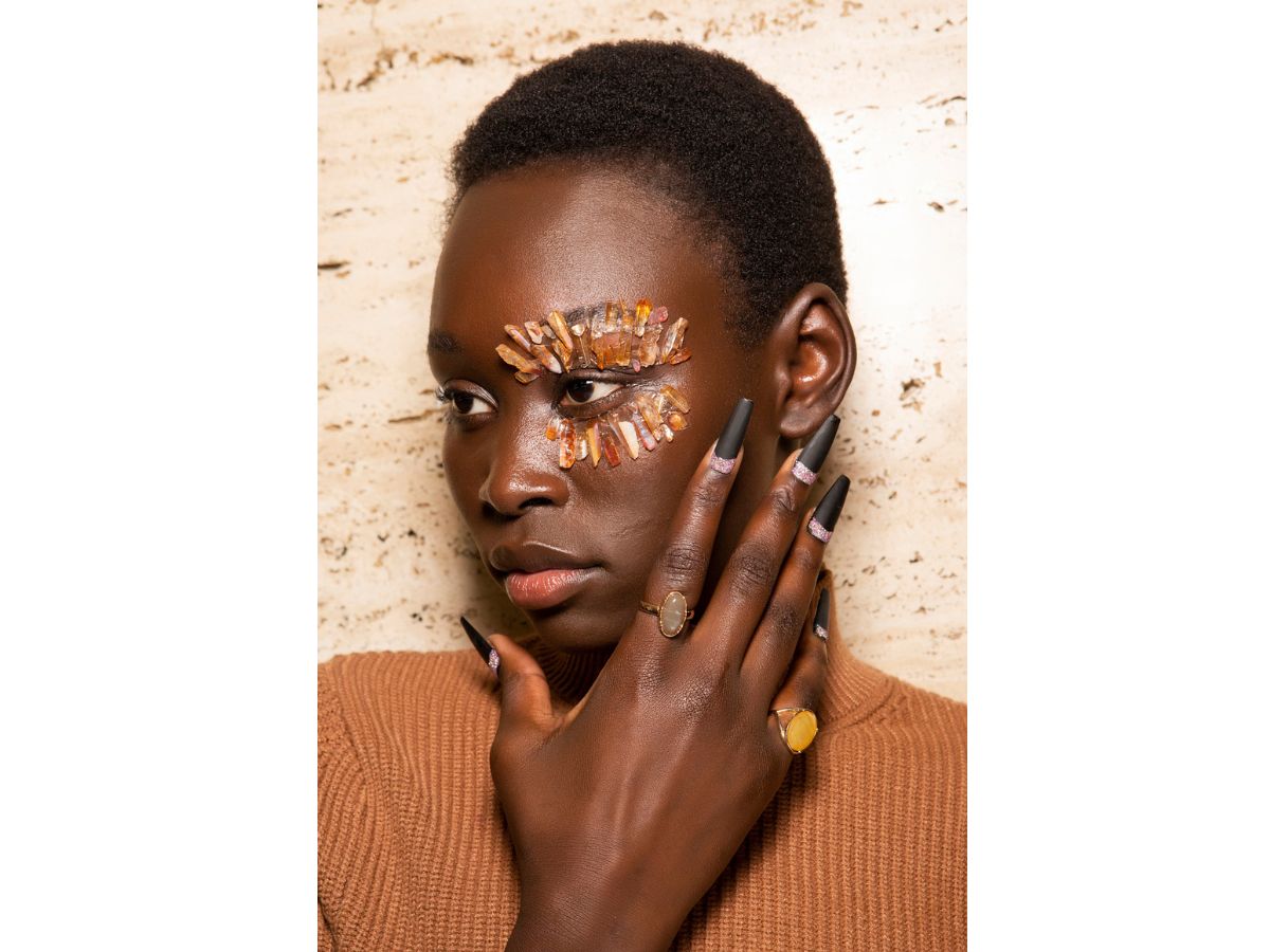 nail-arts-long-nails-with-gold-color-combination