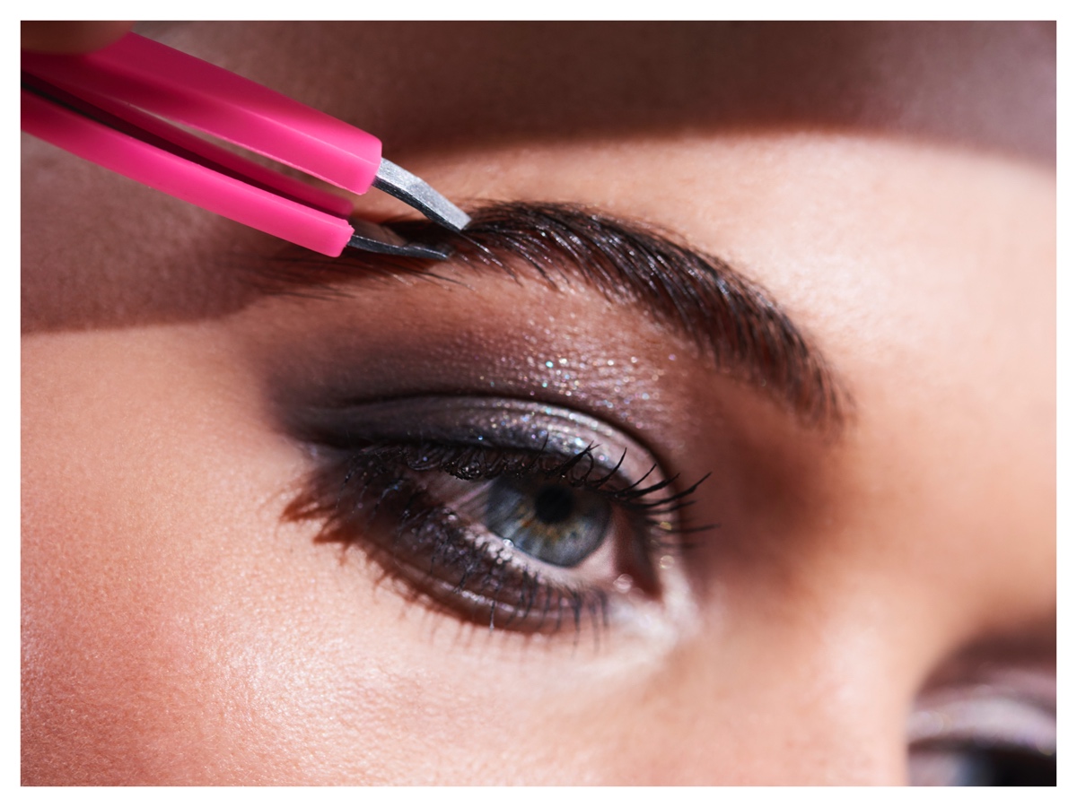 plucking-eyebrow-arrangement-make-up