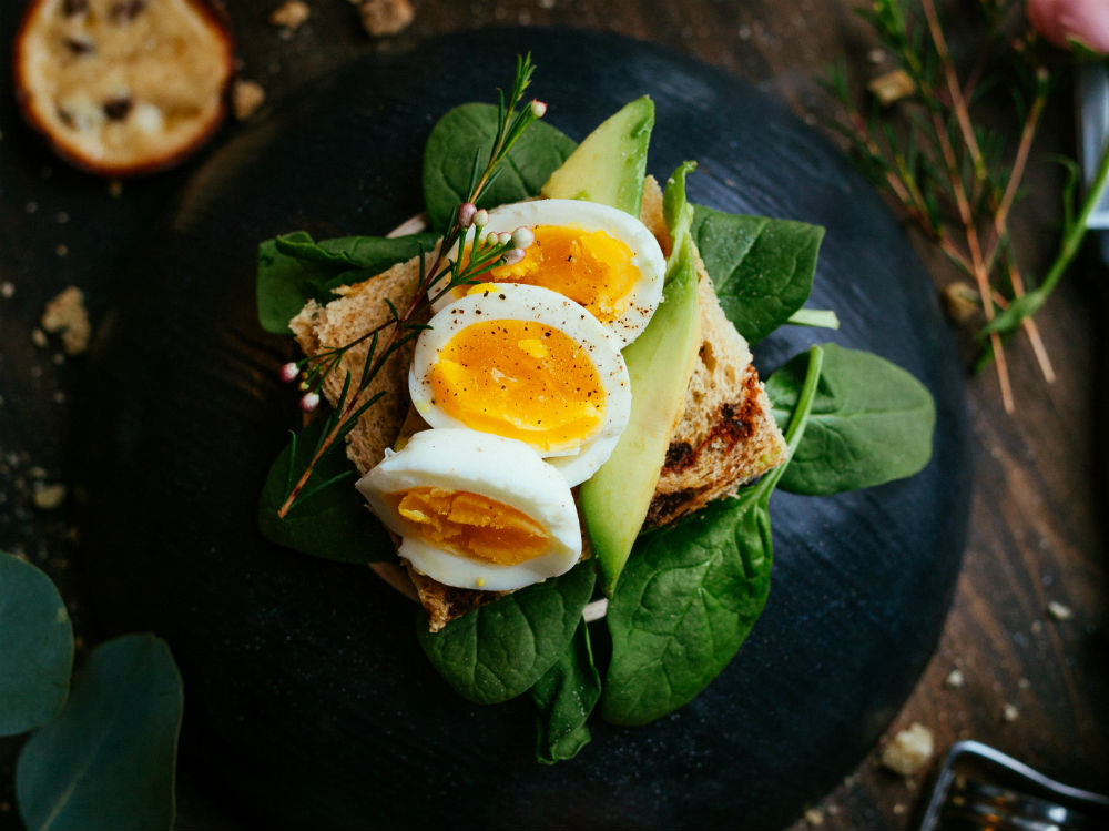 sandwitch-with-boiled-eggs-and-spinach