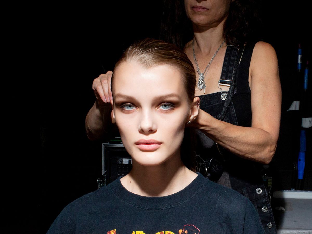 woman-make-up-dark-sorrounding-hair-style