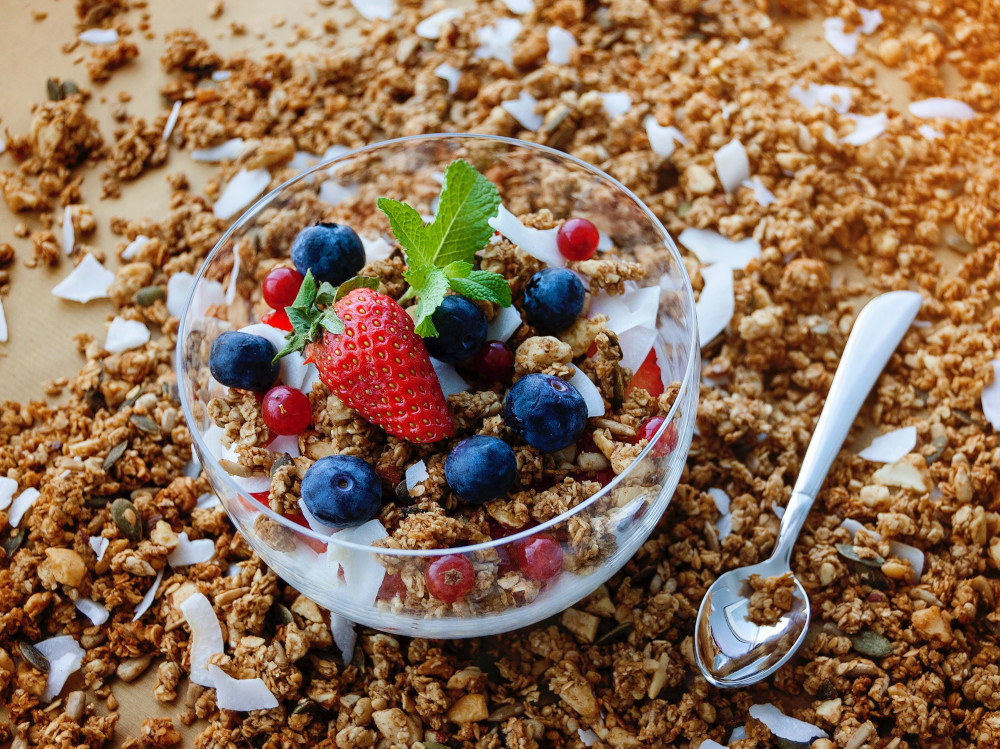 yogurt-breakfast-oats-fruits