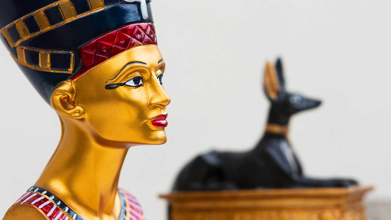Queen Nefertiti and her famous neck 