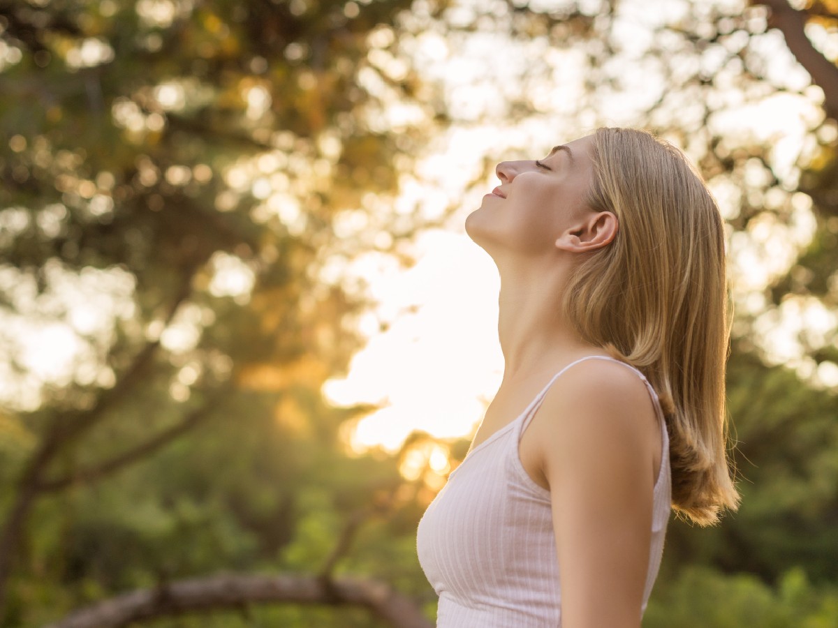 brain-health-function-woman-enjoying-nature-and-sunlight