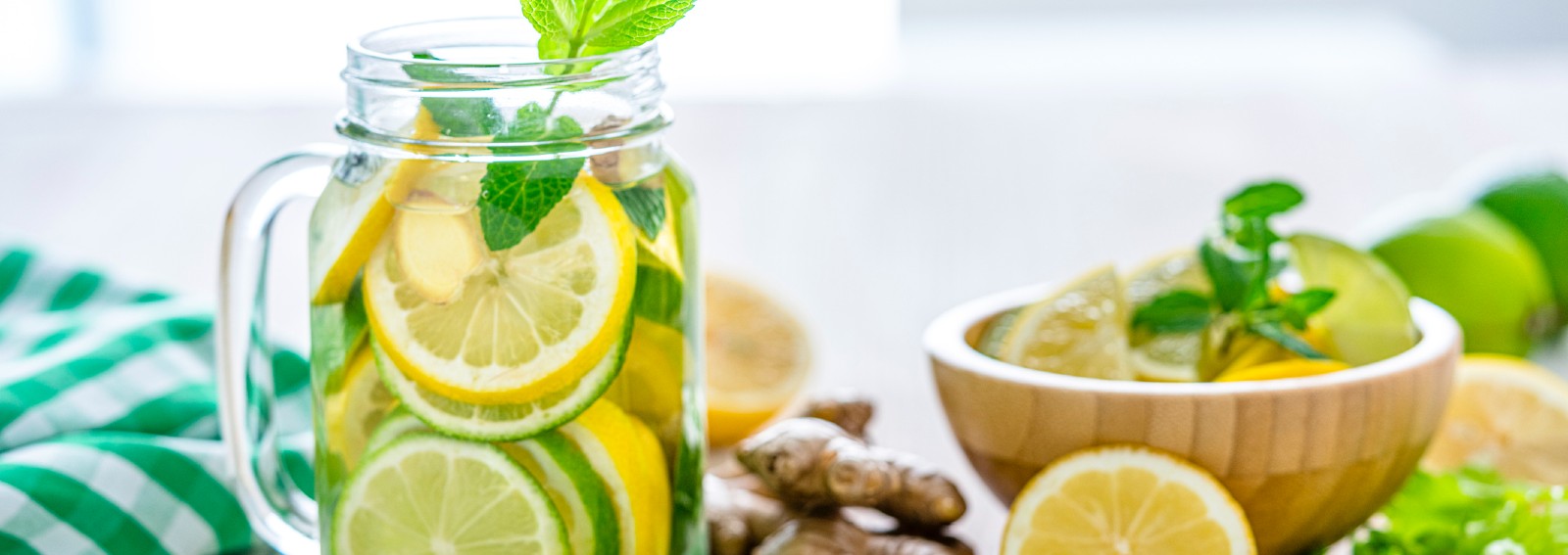 detox-drinks-bloating-health-food-digestion-lemon-citrus