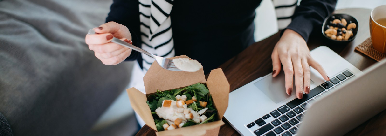 diet-desk-fatigue-prevention-working-while-eating