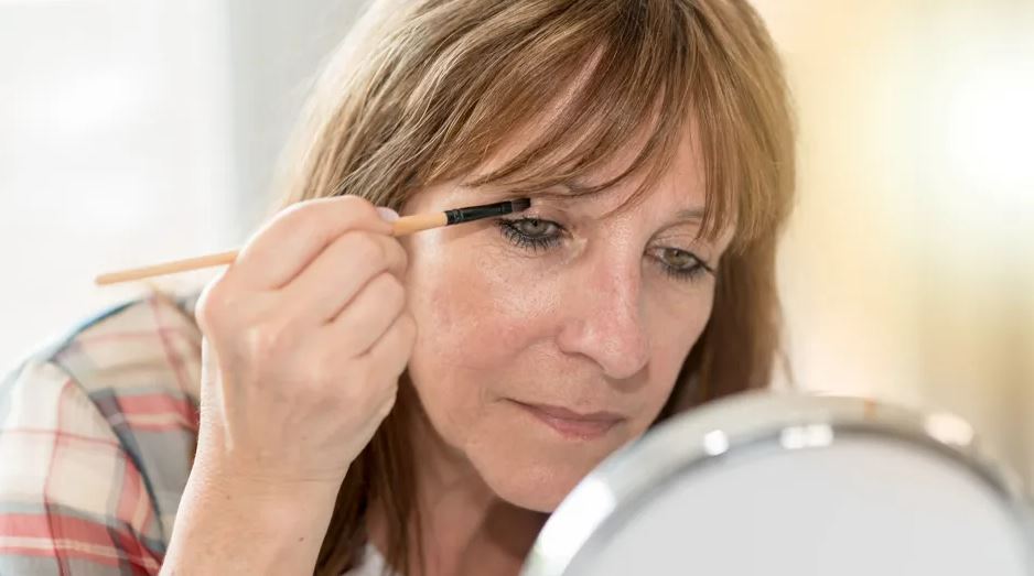 Halo Eyes: Makeup Artists’ Favorite Trick for Lifting Hooded Eyelids
