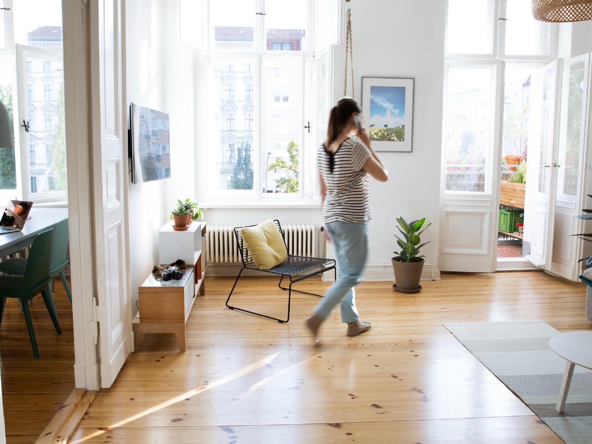 walking-while-talking-to-someone-on-the-phone