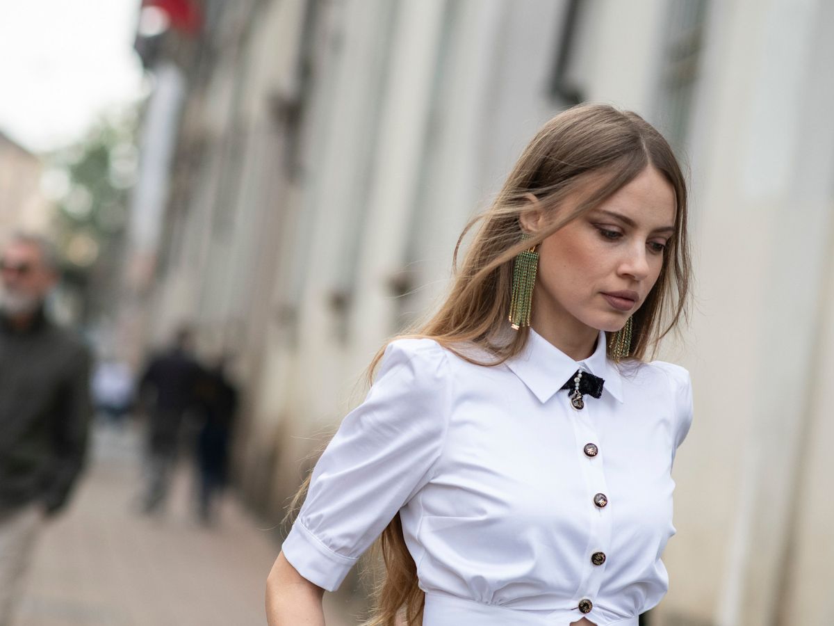 blonde-brown-long-hair-walking-on-the-street-stolen-shot