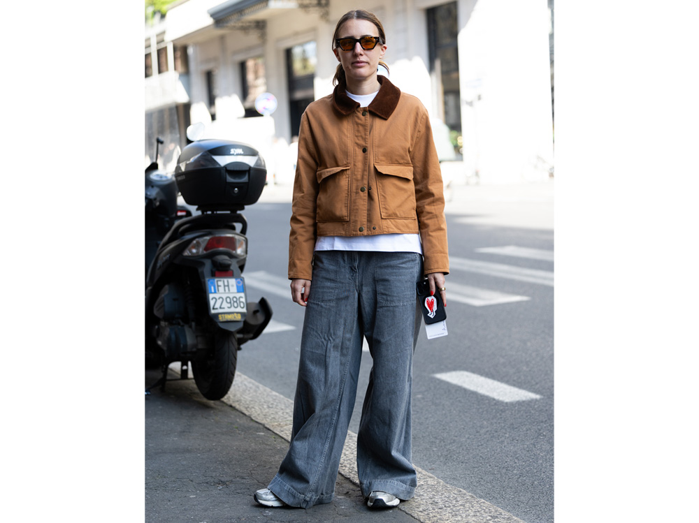 classic-combo-never-gets-old-jeans-and-white-plain-shirt