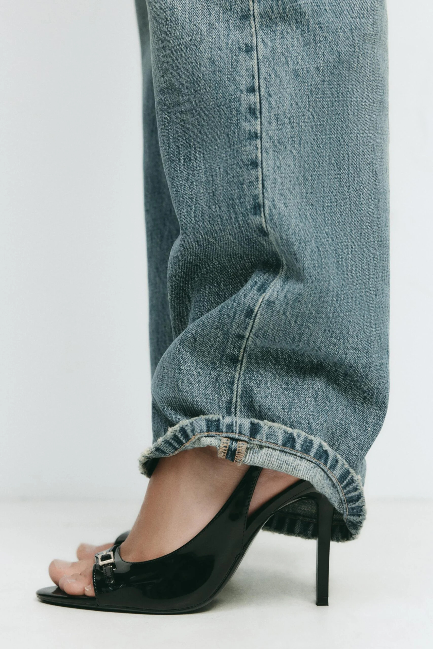 Once seen as outdated, peep toe heels are back for Spring-Summer 2025 in fresh, fashion-forward styles.