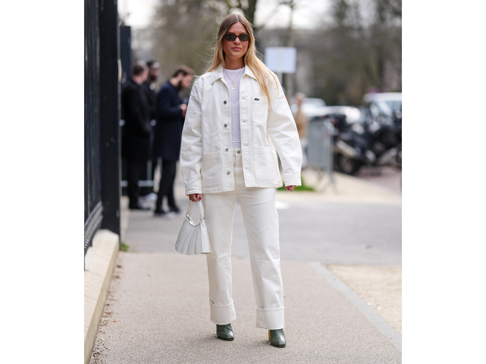jeans-t-shirt-with-bag-all-white-outdoor-shot-style