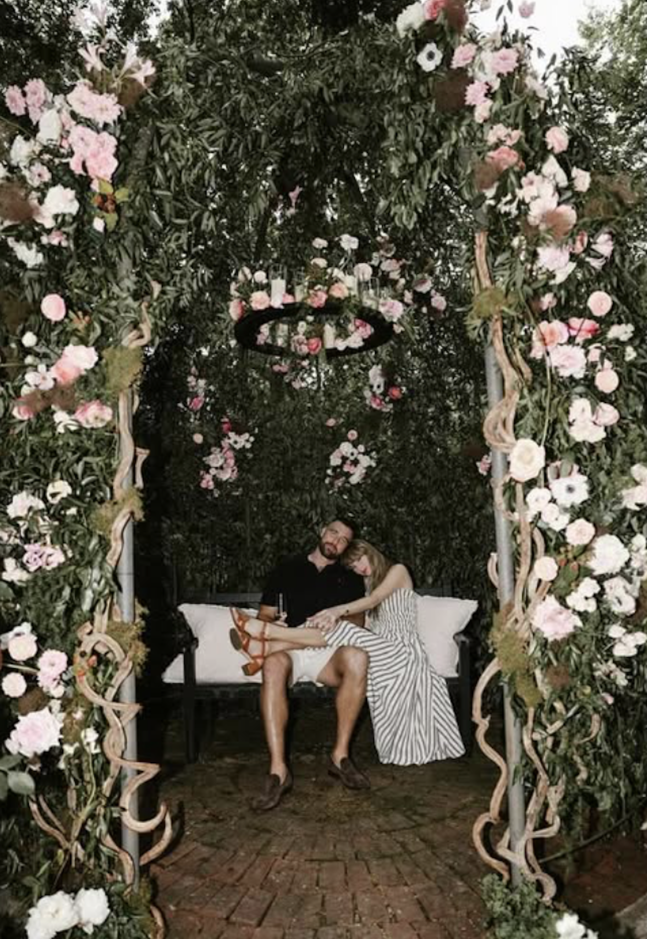 Taylor Swift Travis Kelce engagement